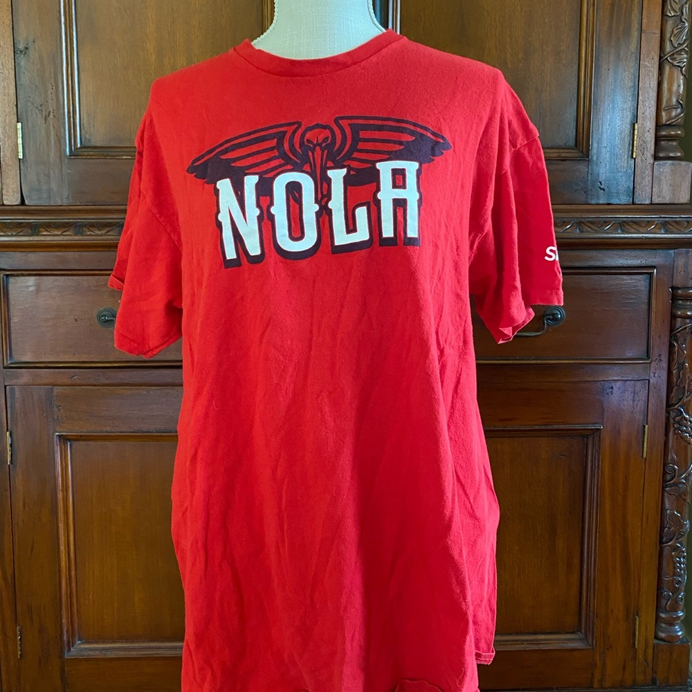 Red New Orleans Pelicans t shirt